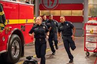 Station 19 – L-R: Danielle Savre als Maya Bishop, Jay Hayden als Travis Montgomery, Okieriete Onaodowan als Dean Miller, Jason George als Ben Warren