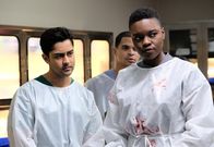 Atlanta Medical – Dr. Devon Pravesh (Manish Dayal, l.); Dr. Mina Okafor (Shaunette Renée Wilson, r.)