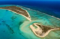 Tropische Inseln unserer Erde – Einige der ältesten Inseln Hawaiis sind bis zu 30 Millionen Jahre alt und bestehen nur noch aus Sand, umgeben von Korallenriffen.