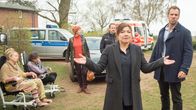 SOKO Wismar – Auf einem Hof bei Wismar entdecken die Kommissare mehrere bewusstlose Menschen. Sie sind zufällig auf den Hof gestoßen, denn auf einem naheliegenden Feld liegt eine Leiche, die vom Blitz getroffen wurde. Aber was ist hier vorgefallen? Noch können sich Dr. Sturbeck (Katharina Blaschke, l.), Timmermann (Mathias Junge, 2.v.l.), Katrin Börensen (Claudia Schmutzler, 2.v.r.) und Lars Pöhlmann (Dominic Boeer, r.) keinen Reim auf die Sache machen.