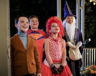 Young Sheldon – (v.li.) Iain Armitage (Sheldon Cooper), Wyatt McClure (Billy Sparks), Raegan Revord (Missy Cooper), Ryan Phuong (Tam).
