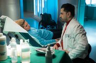 In aller Freundschaft – Lara Antonik (Jeanette Biedermann), die Dr. Ilay Demir (Tan Caglar) am Vorabend beim Rollstuhl-Basketball ein blaues Auge verpasst hat, wird nach einem Sturz in die Sachsenklinik eingeliefert. Nachdem er ihren ersten Entschuldigungsversuch am Morgen ignoriert hat, muss er sich nun damit beschäftigen. Und auch für die jetzige Situation ist ein unverhältnismäßig aggressiver Ausbruch Laras verantwortlich.