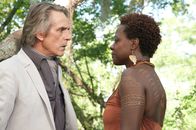 Beautiful Creatures – Als Seherin besitzt Amma Amma (Viola Davis, r.) die Fähigkeit, zu den Toten Kontakt aufzunehmen. Mit Hilfe eines Voodoo-Rituals beschwört sie den Geist ihres Onkels herauf, um Macons (Jeremy Irons, l.) dringende Frage zu beantworten: Was hat die böse Hexe Sarafine mit seiner Nichte Lena vor?