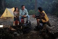 The Middle – Ein Campingtrip mit ihren drei Kindern weckt in Frankie (Patricia Heaton, l.) und Mike (Neil Flynn, M.) Erinnerungen an ihre Flitterwochen. Denn damals war es ihnen dank Mikes Schulkameraden Nicky Kohlbrenner (Ray Romano, r.) nicht möglich gewesen, ihre Zweisamkeit zu genießen ...