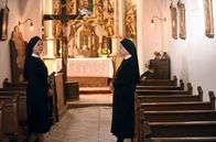 Um Himmels Willen – Mutter Oberin Theodora (Nina Hoger, r.) erzählt Schwester Hanna (Janina Hartwig, l.) die Wahrheit über Gloria/Schwester Sina.