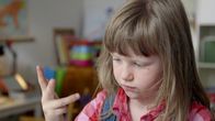 Elsa – Ein bisschen kann Elsa (Maya Anna Hansen Frølich) auch schon zählen.