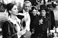 Onkel Bräsig – Mit Fassung ertragen Frieda (Marietta Schupp, links) und Axel von Rambow (Rolf Becker, daneben) die scheinheiligen Glückwünsche der Eheleute Pomuchelskopp (Helga Feddersen und Joachim Wolff) zur missglückten Vorführung.