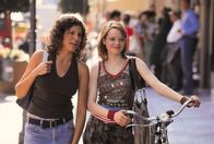 Mädchen, Mädchen 2 - Loft oder Liebe – Müssen sich mit zahlreichen Liebesproblemen herumschlagen: Lucy (Jasmin Gerat, l.) und Lena (Karoline Herfurth, r.) ...