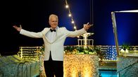 Das Traumschiff – Das Traumschiff - Sambia Partystimmung auf dem Traumschiff: Harald Schmidt als Oskar Schifferle Copyright: SRF/ZDF/Dirk Bartling