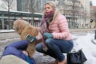 In aller Freundschaft – Sina Blasczik (Caroline Maria Frier) wollte sich eigentlich mit einem Blind Date treffen, doch er ist nicht erschienen. Statt dessen kommt ein Hund auf sie zugelaufen und das Herrchen, welches das Tier davon abhalten wollte (Bernhard Conrad), bricht neben Sina zusammen.
