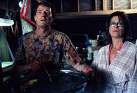 Malcolm mittendrin – Hal (Bryan Cranston, l.) und Lois (Jane Kaczmarek, r.) betrachten ergriffen Hals Gemälde.