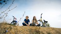 Zu weit weg – Ben (Yoran Leicher) und Isa (Julia Hirt) blicken auf den Tagebau, der bald ihr Heimatdorf zerstören wird.