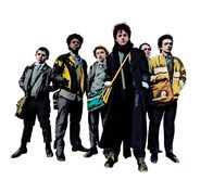 Sing Street – (v.l.n.r.) Garry (Karl Rice); Ngig (Percy Chamburuka); Darren (Ben Carolan); Cosmo (Ferdia Walsh-Peelo); Larry (Conor Hamilton); Eamon (Mark McKenna)