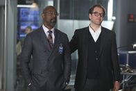 Bull – Nur widerwillig nimmt Bull (Michael Weatherly, r.) den Fall von Star-Anwalt Jules Caffrey (Isaiah Washington, l.) an - er kann Caffrey nicht leiden, ist aber von seiner Unschuld überzeugt ...