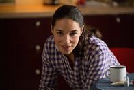 Safe – Katinka (Judith Bohle) freut sich mit Ronja.