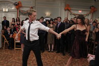 How I Met Your Mother – Erinnerung an eine ganz spezielle Hochzeitsfeier: Robin (Cobie Smulders, r.) und Barney (Neil Patrick Harris, l.) ...