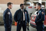 Chicago Fire – Lagebesprechung: Jesse Spencer als Matthew Casey, Eamonn Walker als Chief Wallace Boden, Taylor Kinney als Kelly Severide