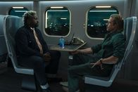 Bullet Train – Eine Atempause für ein Gespräch unter Männern: Ladybug (Brad Pitt, r.) und Lemon (Brain Tyree Henry, l.).