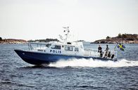 Mord im Mittsommer – Thomas (Jakob Cedergren) und Mia (Sandra Andreis) pendeln bei ihren Ermittlungen über die See der Schären zwischen der Stadt und Sandhamn.