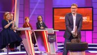 Meister des Alltags – Moderator Florian Weber geht die Frage im Beweis praktisch an. v.li.: Enie van de Meiklokjes, Bodo Bach, Alice Hoffmann, Christoph Sonntag und Florian Weber.