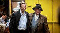 Trautmann – Manager Jock Thompson (Gary Lewis, r.) holt Trautmann (David Kross) zu Manchester City.