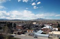 Stadt Land Kunst – In Cody, am Fuße der Rocky Mountains, ist das Cowboy-Feeling immer noch so präsent wie zur Zeit des Wilden Westens.