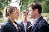 Praxis mit Meerblick – Nora (Tanja Wedhorn) lernt Matthias (Shenja Lacher) und seinen Bruder Robin (Max Dominik) kennen.