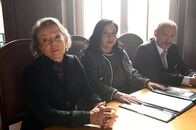 Dennstein & Schwarz – Mit allen Mitteln: Gräfin Alexandra (Krista Stadler, li.), ihr Sohn Felix (Johannes Krisch) und ihre Schwiegertochter Paula (Maria Happel) kämpfen ums Familienerbe.