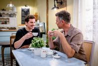 Sturm der Liebe – Yannik (Jo Weil, r.) wird im Gespräch mit Kilian (Anthony Paul, l.) bewusst, dass er Gefühle für Katja hat.