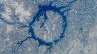 Spacetime – Der ringförmige Manicouagan-Stausee innerhalb eines Einschlagkraters befindet sich nordwestlich von Quebec City. Die Struktur mit einem Durchmesser von achtzig Kilometern wurde durch eine massive Asteroidenkollision vor über zweihundert Millionen Jahren hinterlassen.