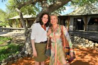 Das Traumschiff – Die Freundinnen Carola Albrecht (Eva Habermann, r.) und Sandra Winkler (Julia Malik, l.) wollen zusammen für Carolas Boutique in Afrika shoppen gehen.