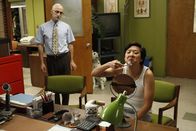 Community – Als Studienleiter Pelton (Jim Rash, l.) von Changs (Ken Jeong, r.) Rückkehr erfährt, ist er alles andere als begeistert darüber ...