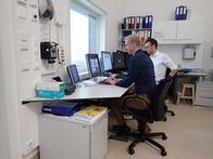 Terra Mater Wissen – Doktorand Tibor Stöffel (r.) und Prof. Stefan Schulreich beim Werte ermitteln vor dem Computer sitzend während ServusTVs "TM Wissen", in 1090 Wien, Österreich, am 19.10.2024.