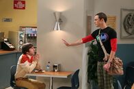 The Big Bang Theory – Howard (Simon Helberg, l.) muss sich für ein Projekt einer Sicherheitsüberprüfung unterziehen, weswegen das FBI auch seine Freunde befragt. Doch Sheldon (Jim Parsons, r.) ist bei der Befragung für ihn keine große Hilfe ...