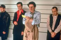 Die üblichen Verdächtigen – Der Kriminelle Hockney lernt die anderen üblichen Verdächtigen McManus, Fenster, Keaton und Kint (v.l.: Stephen Baldwin, Benicio Del Toro, Gabriel Byrne, Kevin Spacey) bei einer Gegenüberstellung kennen.