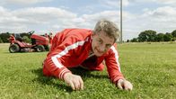 Löwenzahn – Irgendwie verdächtig der Zeugwart des Bärstädter Fußballvereins (Volker "Zack" Michalowski). Hat er was damit zu tun, dass ausgerechnet dem Torwart der D-Jugend Zigaretten untergejubelt wurden?