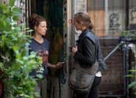 Homeland – Laura (Sarah Sokolovic, r.) hat Kontakt zur Hackerin Sabine (Janina Blohn Sievers, l.) aufgenommen, die ihr einen Kontakt zu Numan herstellen soll. Doch wird sie ihr wirklich helfen?