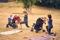 Andere Eltern – Nina (Lavinia Wilson, r.) hat Nike (Henny Reents, l.) dazu motiviert, bei der Buggy-Gymnastik mitzumachen.