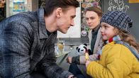 Tatort – Das heile Familienleben aufrecht zu erhalten ist schwer im Hause Pawlak. Den Samstag wollte Jan (Rick Okon, links) mit seiner Frau Ella (Anke Retzlaff) und Tochter Mia verbringen. Doch es kommt anders...