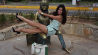 Verrückt nach Meer – Auf den Spuren von Brigitte Bardot mit Gaststar Fernanda Brandao und Kreuzfahrtdirektor Thomas Gleiß. Brigitte Bardot-Statue im Ort.