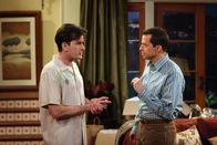 Two and a Half Men – Charlie (Charlie Sheen, l.) st mit einem Mal sehr von Danielle angetan, macht sie betrunken und teilt seinem Bruder Alan (Jon Cryer, r.) mit, er wolle selbst ein Verhältnis mit ihr anfangen ...