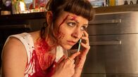 SOKO Stuttgart – Ist das Blut? Die junge Comic-Künstlerin Paula (Antonia Breidenbach) wird in ihrem Atelier von einer unbekannten Person angegriffen und mit roter Flüssigkeit bespritzt. Gibt es einen Zusammenhang mit dem Mord an ihrem Verleger? Wer bedroht sie? Paula konnte zwar noch rechtzeitig bei der Kripo Alarm schlagen, doch der Angreifer hämmert bereits gegen die Tür.
