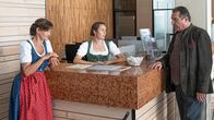 Watzmann ermittelt – Tourismusverband-Information: Beissl (Andreas Giebel, rechts) erfährt von Elisabeth (Barbara Weinzierl, links) und deren Kollegin Gitti (Ines Hollinger, Mitte) mehr über Gustl Herzogs Charakter.