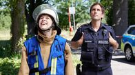 Feuerwehrfrauen – Alles im Griff: Anja (Nadja Becker, 2. v. re.) muss nicht nur Polizist Harald (Jan Hasenfuß, re.) überzeugen, sondern auch sich selbst.