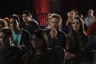 Community – Sie schauen Chang in der Schulvorführung von "Karate Kid" an, die mit so einigen Überraschungen aufwarten kann: Abed (Danny Pudi, M. l.), Jeff (Joel McHale, M. M.) und Annie (Alison Brie, M. r.) ...
