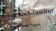 Servus Reportage – Detailaufnahme von dem Schild: Robert Koch-Institut