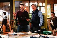 The Great Indoors – The Great Indoors Die Social-Media-Experten - @emma Staffel 1, Episode 7 Experten am Werk : Susannah Fielding als Brooke, Joel McHale als Jack, Stephen Fry als Roland