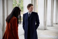 Der junge Inspektor Morse – Die Gastsolistin Christina Poole (Kirstin Louie) sucht verlegen Inspektor Morse (Shaun Evans) auf, um ihn um Rat zu bitten. Schnell wird deutlich, dass sie vielleicht wichtige Informationen für sich behalten hat, die für den Fortgang der Ermittlungen von Relevanz sein könnten.