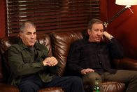 Last Man Standing – Entgegen seiner Erwartung fällt Mike (Tim Allen, r.) seinem Vater Bud (Robert Forster, l.) in Sachen Erziehungsmethoden in den Rücken ...