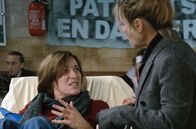 In den besten Händen – Raf (Valeria Bruni Tedeschi, li.) und Julie (Marina Foïs, re.) haben mal wieder einen heftigen Streit, denn Julie möchte sich von ihr trennen.